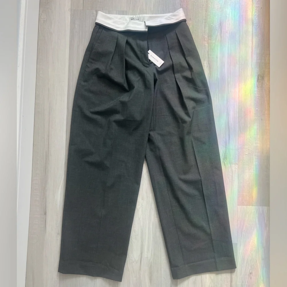 Aritzia Bureau Gray Pleated Pant - Picture 1 of 3